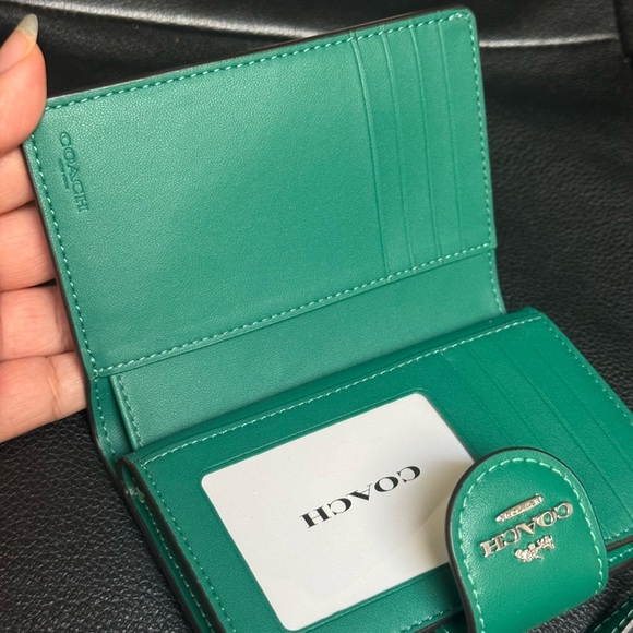 Coach Green Women's Wallet - Picture 5 of 9